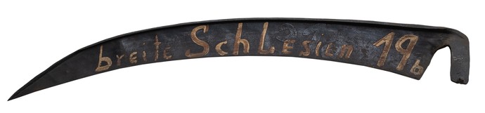 Sensenblatt mit der Aufschrift „breite Schlesien 19b“
Bildnachweis: LWL-Freilichtmuseum Hagen, Foto: Heike Wippermann