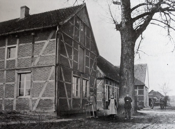 Bernard Wessels vor seiner Werkstatt