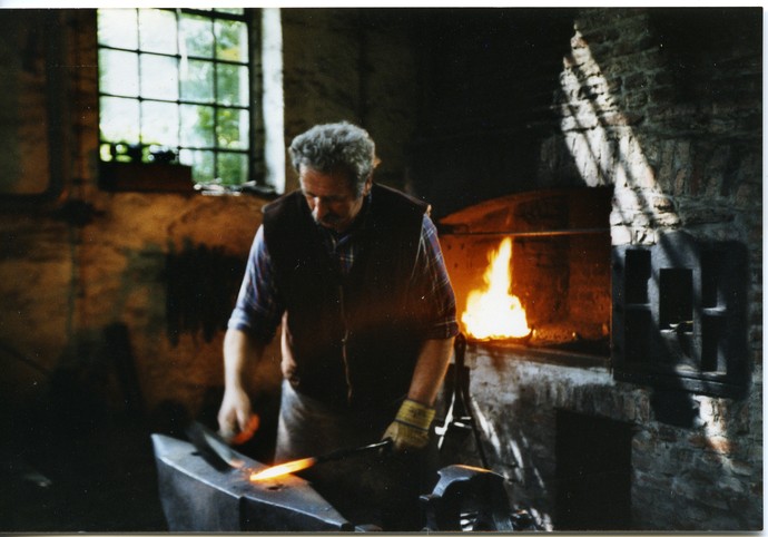 Klaus Stremme bei seiner Arbeit im Sensenhammer des Museums
Bildnachweis: Klaus Stremme
