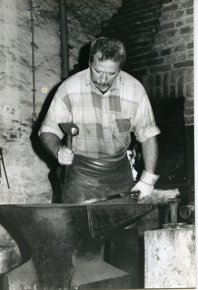 Klaus Stremme bei der Arbeit vor einem Amboss