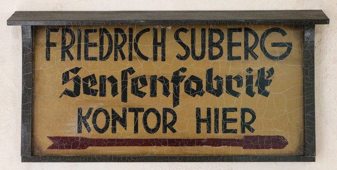 Schild der Sensenfabrik Friedrich Suberg
Bildnachweis: LWL-Freilichtmuseum Hagen, Foto: Heike Wippermann