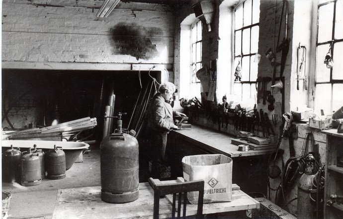 Anna Luise Mahret in ihrer Werkstatt in Hagen-Hohenlimburg
Bildnachweis: LWL-Freilichtmuseum Hagen