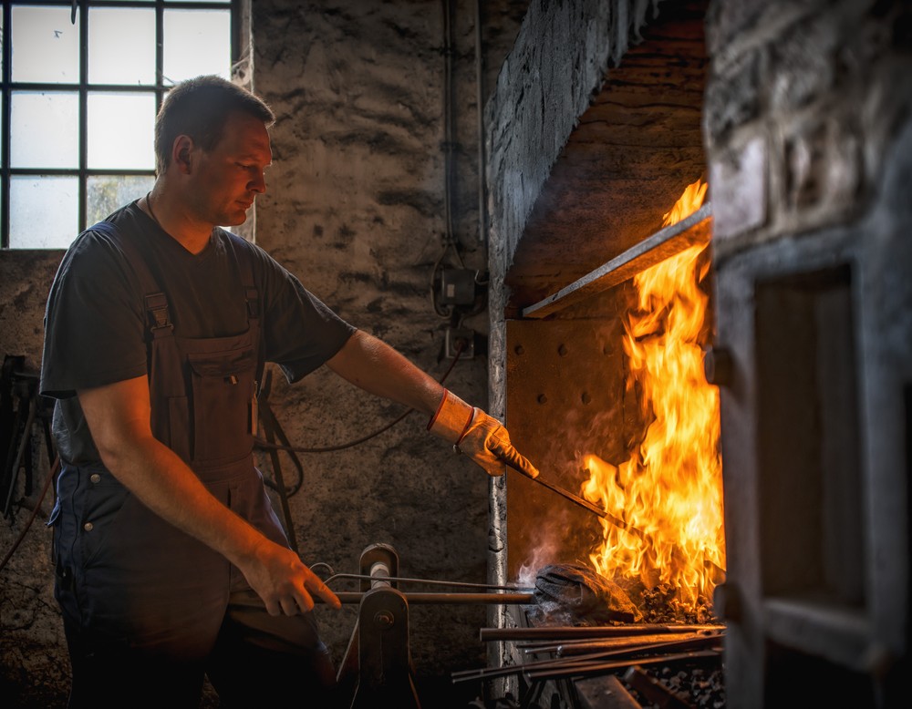 Ein Sensenschmied bei der Arbeit
Bildnachweis: LWL-Freilichtmuseum Hagen, Foto: Jakob Studnar