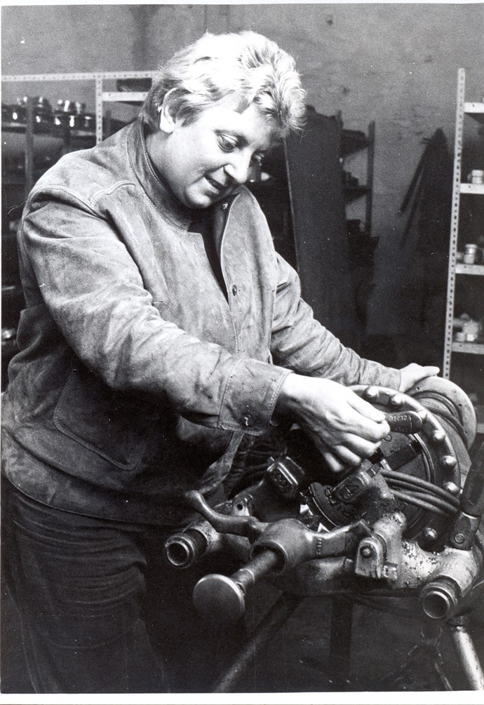 Anna Luise Mahret mit einer Gewindeschneidemaschine, die sie sich 1964 kaufte