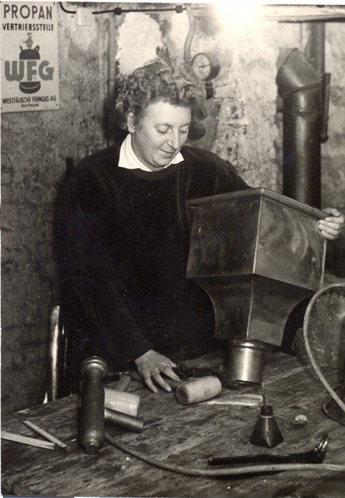 Anna Luise Mahret mit ihrem Gesellenstück, einem Rinnenkasten