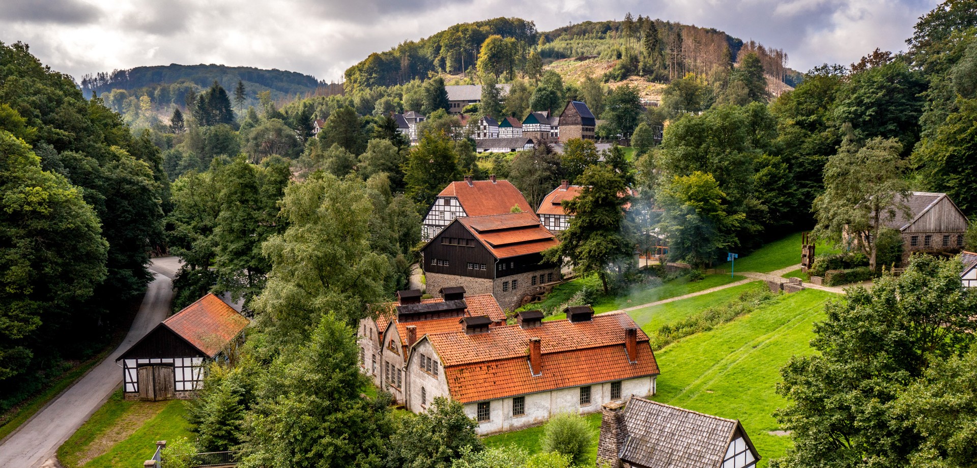 Blick auf den oberen Museumsbereich; im Vordergrund ist der Sensenhammer zu sehen.
Bildnachweis: LWL-Freilichtmuseum Hagen, Foto: Torsten Silz