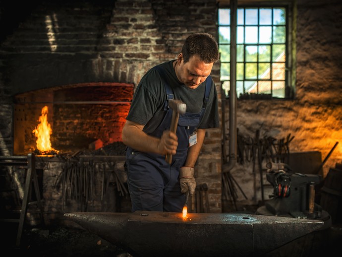 Sensenschmied bei der Arbeit im Museum
Bildnachweis: LWL-Freilichtmuseum Hagen, Foto: Jakob Studnar
