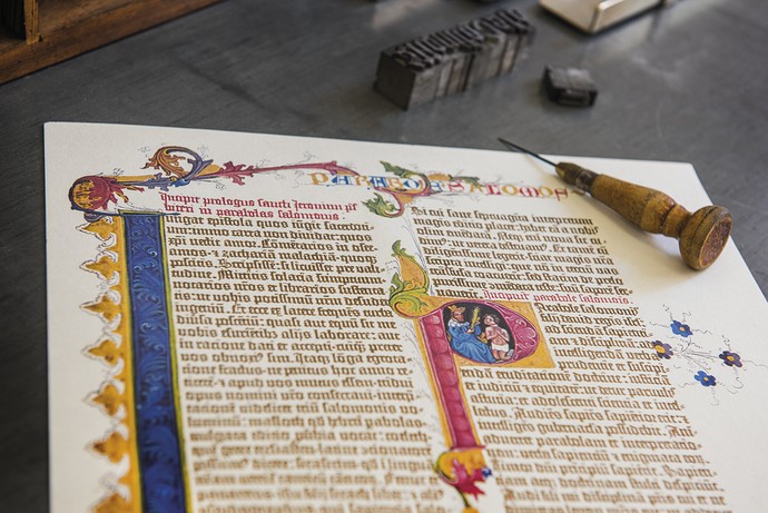 Reproduktion einer Seite der Gutenberg-Bibel